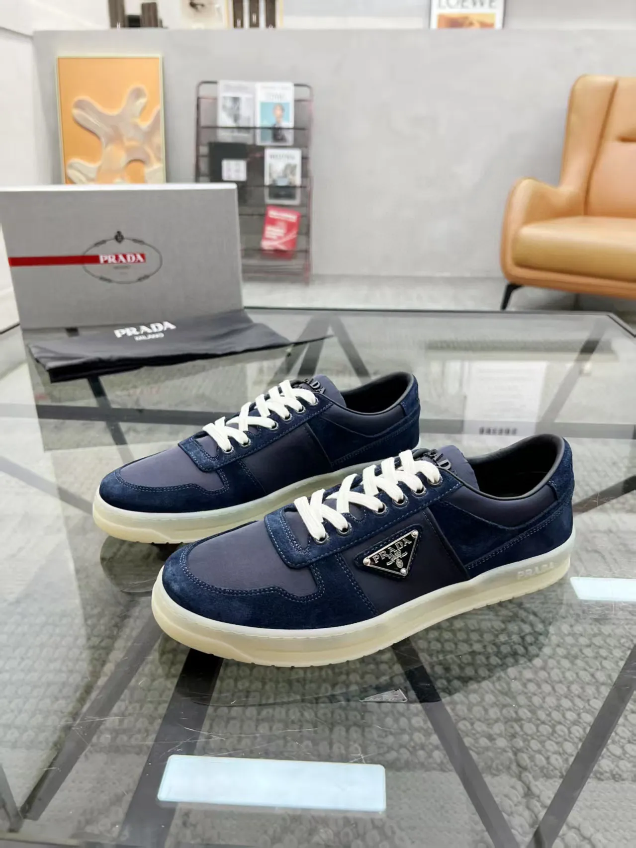 Factory price: 400💰Prada new men's leather sports shoes, the highest version on the market, any comparison is welcome🆚! The original leather has excellent texture and is super high-end! Fetal sheep net lining imported from Italy, removable pad! Luxurious materials and fine workmanship, highly recommended! Code number: 38-44, customized 45